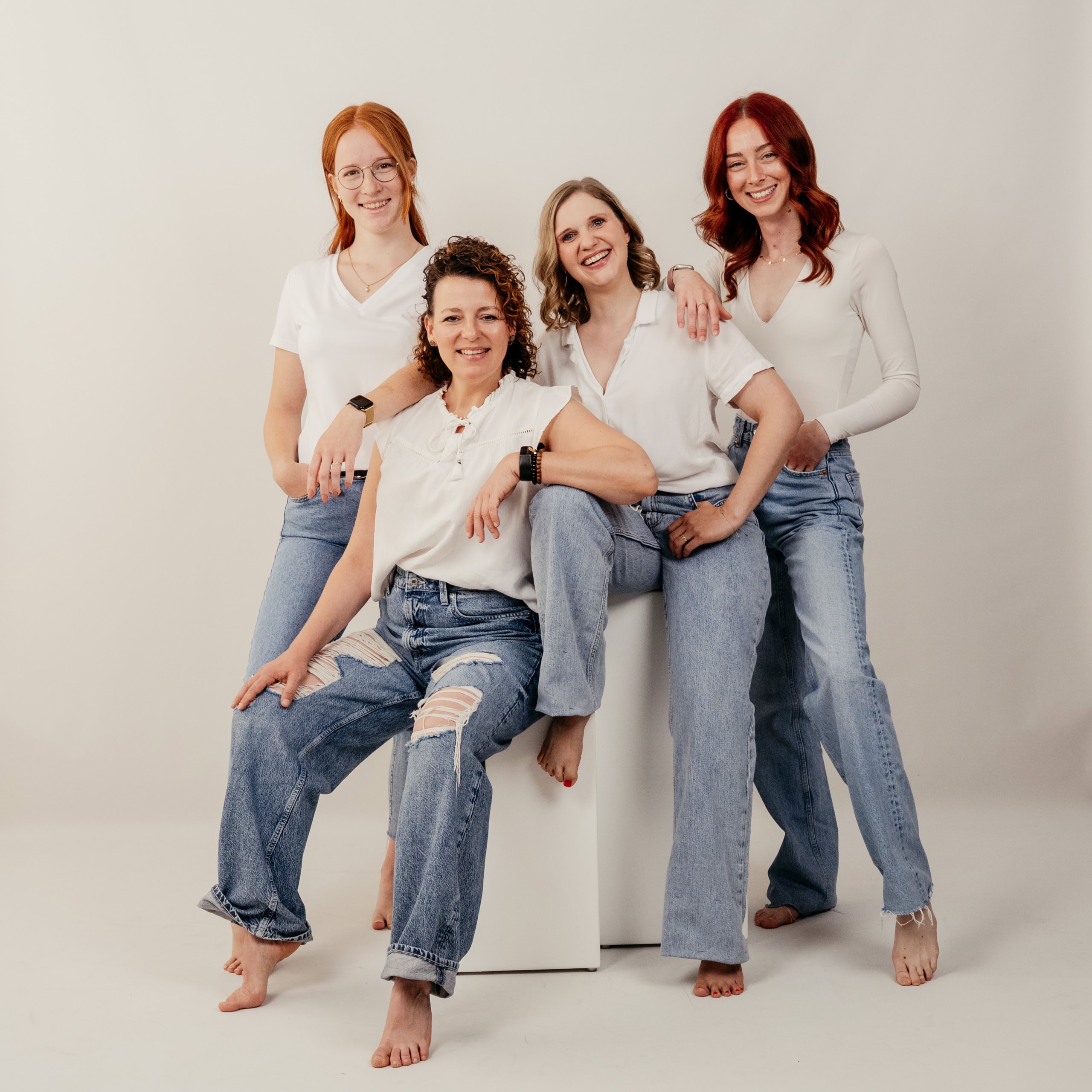 Frauen beim Boudoir-Shooting, selbstbewusst und entspannt, in Jeans und weißen Oberteilen.