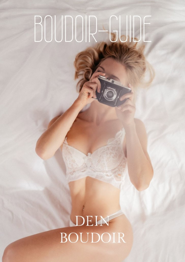 Boudoir guide promo: woman in white lace lingerie on a bed, holding a vintage camera with 'BOUDOIR-GUIDE' text above and 'DEIN BOUDOIR' below.