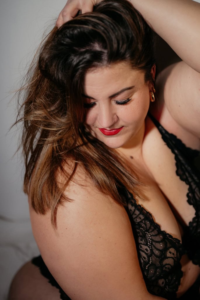 Schöne Frau in schwarzem Spitzen-Boudoir-Outfit, sinnlich und selbstbewusst. - Dein Boudoir Frau in schwarzem Spitzen-Outfit, sinnlich und selbstbewusst.
