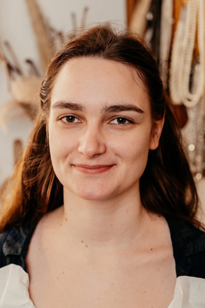 Schönes Portrait einer jungen Frau in einem Boudoir-Fotostudio. - Dein Boudoir Porträt einer jungen Frau, die bei einem Boudoir-Shooting entspannt lächelt.