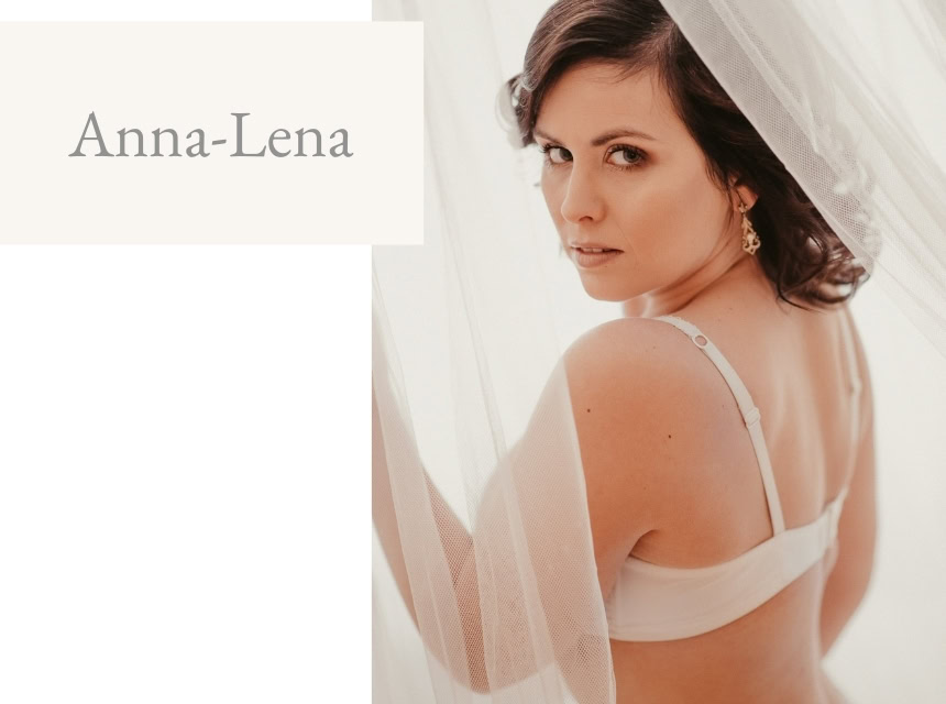 Frau im Brautoutfit bei Boudoir-Fotoshooting, elegante Atmosphäre.