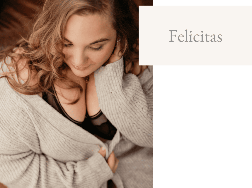 Felicitas im Boudoir-Shooting, entspannt und natürlich, mit weichem Licht und warmem Ambiente. - Dein Boudoir Felicitas, lächelnd und entspannt, bei einem Boudoir-Shooting in gemütlicher Atmosphäre.