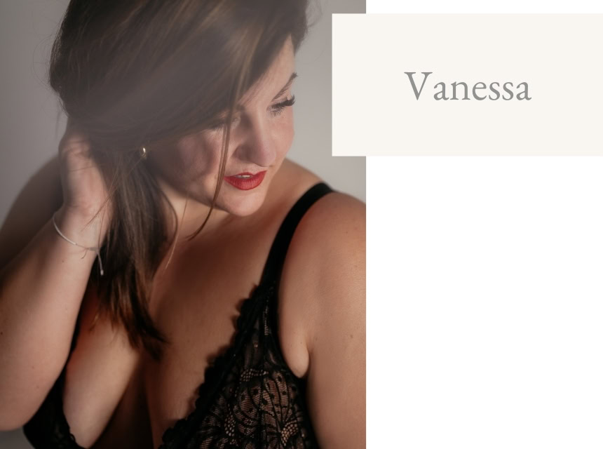 Porträt von Vanessa in stilvoller Lingerie, betont Weiblichkeit und Selbstvertrauen.