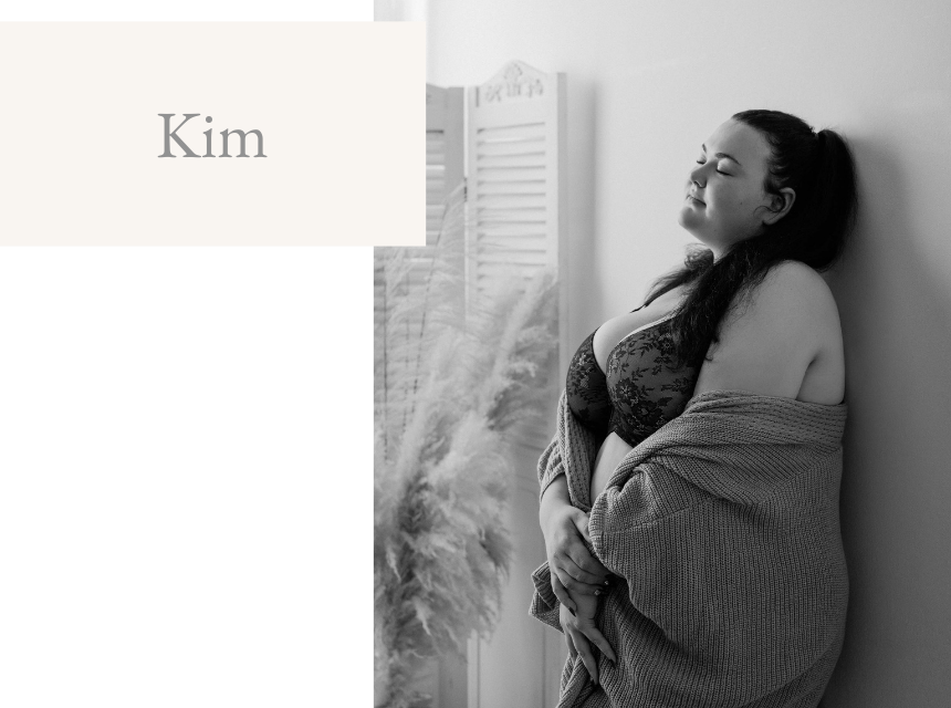 Fotografie mit Kim, die Selbstliebe und Weiblichkeit in einem stilvollen Setting zeigt.