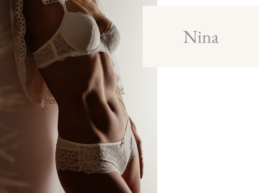 Fotografie einer Frau in zarter Spitzenunterwäsche, betont ihre Figur und Sinnlichkeit.