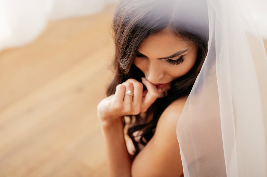 Intime Porträtaufnahme einer Frau mit Schleier und nachdenklichem Ausdruck - Dein Boudoir Frau mit Schleier und nachdenklichem Blick, sinnliches Portrait für besondere Momente.