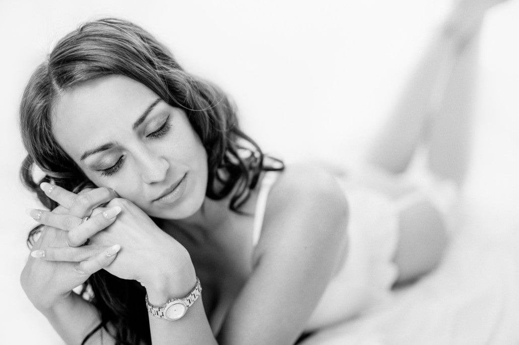 Sinnliches Boudoir-Portrait einer Frau in Schwarz-Weiß, entspannt und elegant.