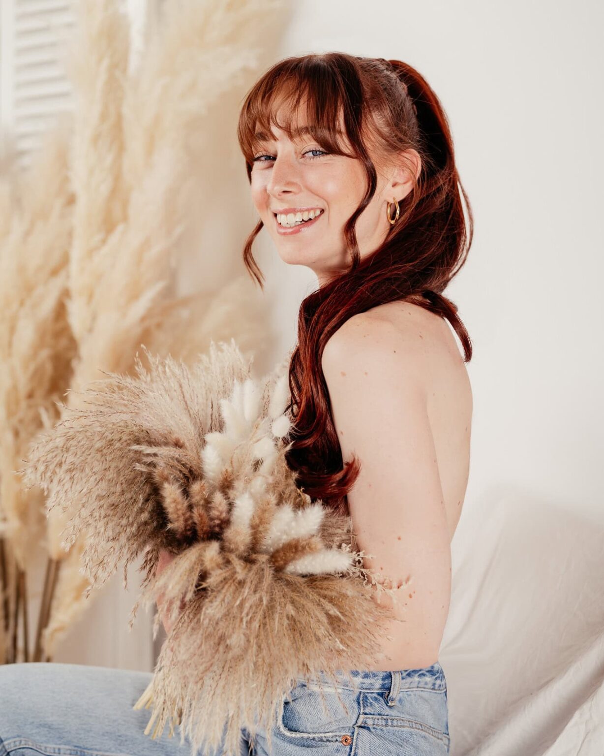 Natürliche Schönheit und Selbstvertrauen in einem stilvollen Fotoshooting.