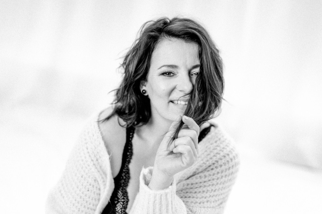 Porträt einer Frau in sinnlicher Boudoir-Atmosphäre, elegante und persönliche Aufnahme. - Dein Boudoir Frau in Boudoir-Posing mit verführerischem Blick, schwarz-weiß Fotografie.